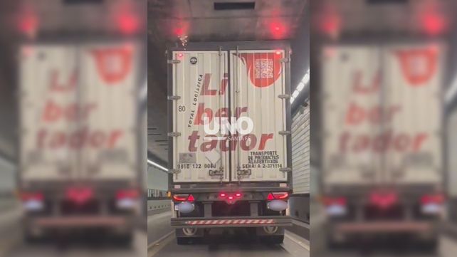 Peligro en el Túnel Subfluvial: un camión rozó el techo y provocó una lluvia de chispazos dentro del enlace vial