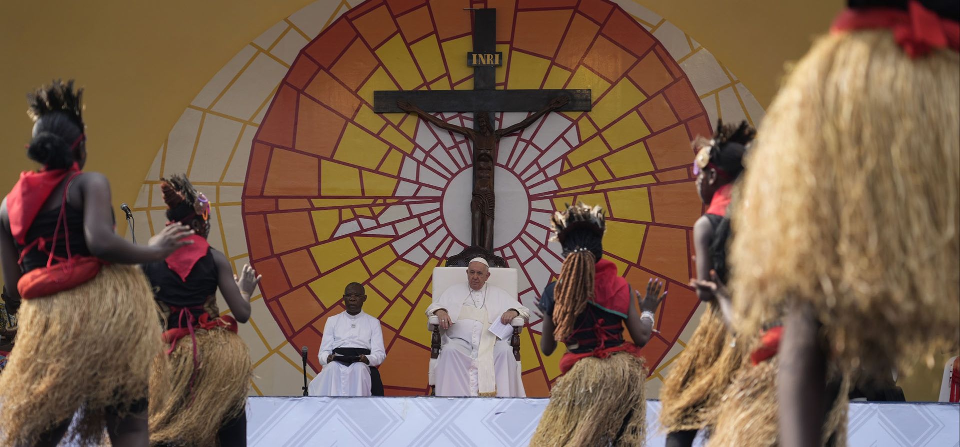 El Papa Francisco, mira a los bailarines tradicionales que se presentan en el Estadio de los Mártires en Kinshasa, República Democrática del Congo, el jueves 2 de febrero de 2023. Francisco está en el Congo y Sudán del Sur para un viaje de seis días. (Foto AP/Gregorio Borgia)