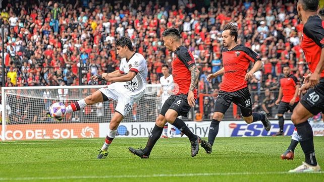Colón tuvo menos la pelota que sus rivales y pateó menos
