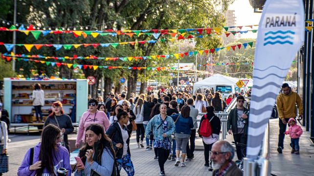 Se desarrolla hoy la última jornada de la Feria del Libro Paraná Lee en la Sala Mayo del Puerto Nuevo. A las 20 será el cierre con Jorge Fandermole