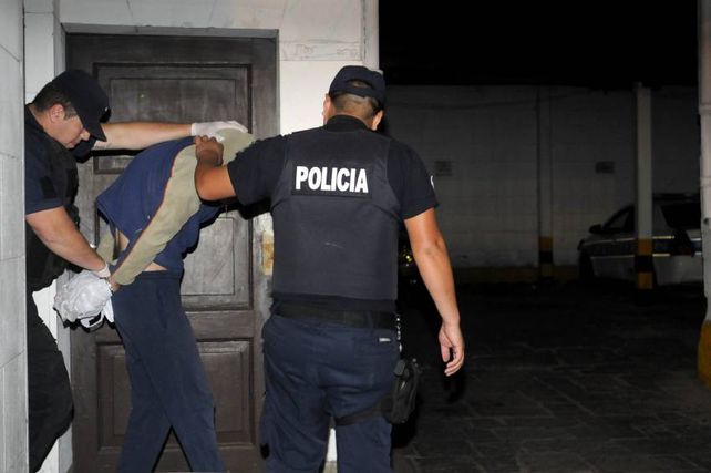 Detenido. La policía conduce a Zalazar tras su declaración indagatoria.