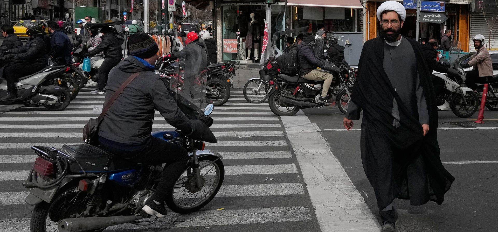 Un clérigo cruza una intersección en el centro de Teherán, Irán, el lunes 9 de febrero de 2026. (Foto AP/Vahid Salemi) Un clérigo cruza una intersección en el centro de Teherán, Irán, el lunes 9 de febrero de 2026. (Foto AP/Vahid Salemi)