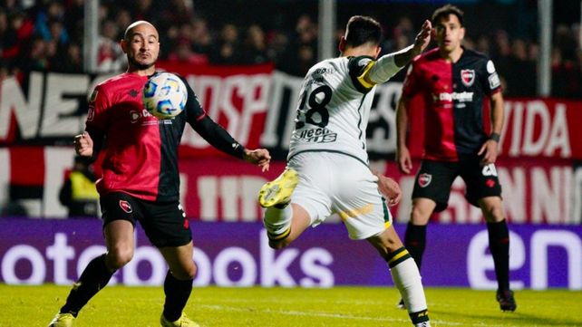 Cocoliso González busca dominar la pelota. Defensa y Newells buscan los octavos de Copa Argentina.