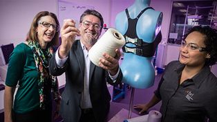 Crean un corpiño biónico que se ajusta a los movimientos del cuerpo