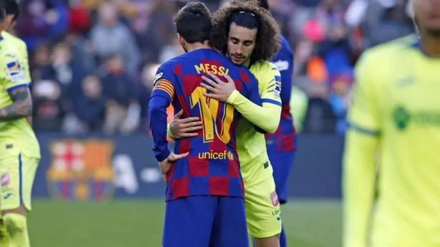 El futbolista Marc Cucurella abraza a Leo Messi al final de un partido en el que se enfrentaron cuando el rosarino todavía estaban en el Barcelona.