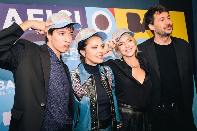 Parte del elenco junto a Santiago Mitre, uno de los productores de la película.