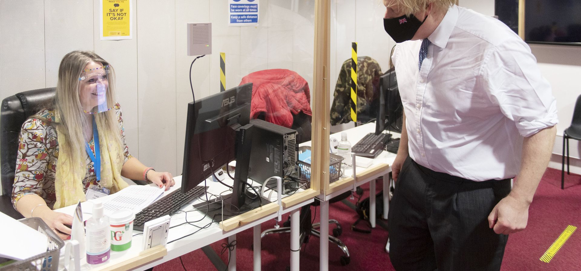 El primer ministro británico, Boris Johnson, durante una visita a un centro de vacunación de Covid. Hasta el 90% de los pacientes con covid-19 en cuidados intensivos en el Reino Unido no recibieron una dosis de refuerzo de vacuna, dijo el miércoles el primer ministro británico, Boris Johnson. Foto: AP
