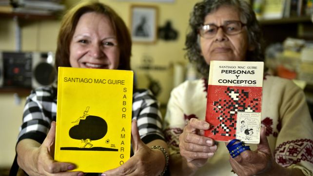 Beatriz Silva e Inoe Torres sostienen los libros que escribió Mac Guire. Estuvieron en los inicios de la Itatí.