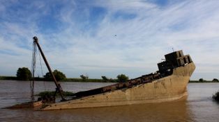 La imagen más actual del barco El Jabalí, ya semi hundido.