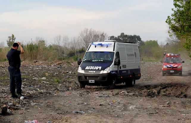 La policía realiza rastrillajes en la zona para encontrara pistas sobre el homicidio. (Foto: Télam)