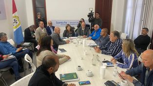 El gobierno provincial asegura que tiene una nueva oferta salarial y los gremios docentes quieren saber los números.