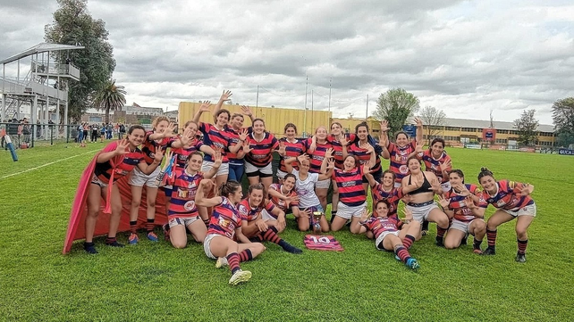 El equipo de rugby femenino de Cha Roga Club que se consagró subcampeón del Regional del Litoral en la ciudad de Rosario.