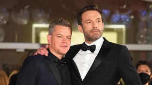 Affleck y Damon se hicieron amigos en la escuela secundaria y colaboraron como guionistas del hit independiente de 1997 “En busca del destino”.