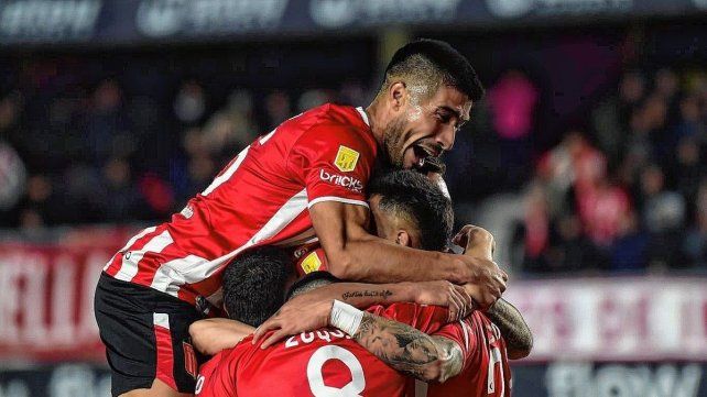 Estudiantes le ganó a Riestra y es uno de los líderes del torneo.