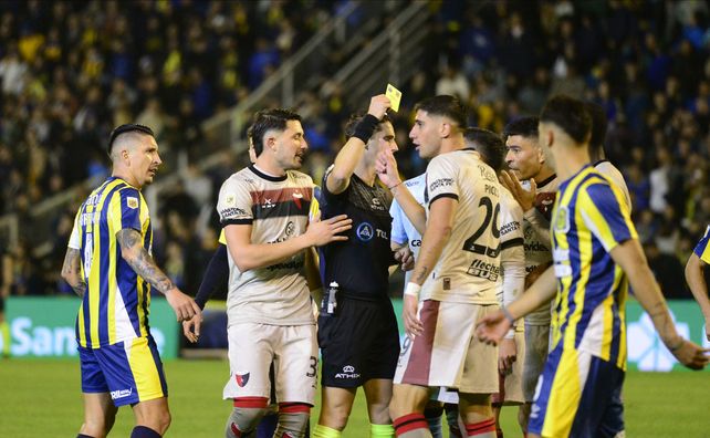 En llamas. Los sabaleros le reclaman a Lamolina por el penal y la amarilla a Picco.