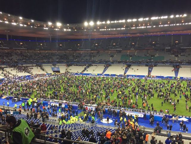 La gente que estaba en las tribunas colmó el césped del estadio.