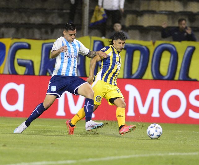 Malcorra traslada en el choque ante Racing, en Salta. Ese día Central avanzó a semifinales por la vía de los penales.