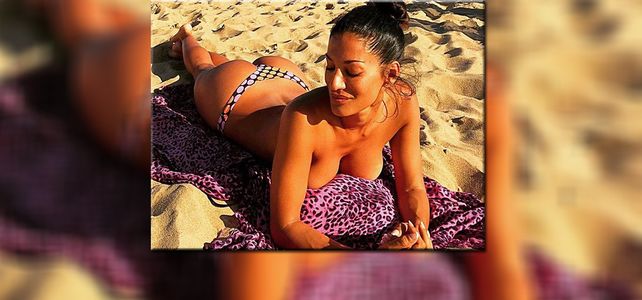 Una morocha hot suelta en las playas de Punta