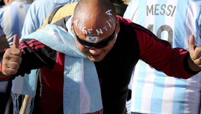 Los hinchas argentinos animan la previa del partido contra Jamaica