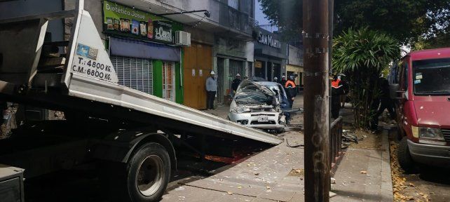 El choque provocó daños importantísimos en dos viviendas linderas.