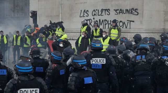 Tensión en París mientras Macron está en Argentina: incendios, detenidos y heridos