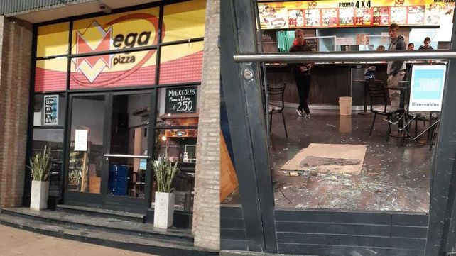 Un joven rompió vidrio de una pizzería y fue detenido