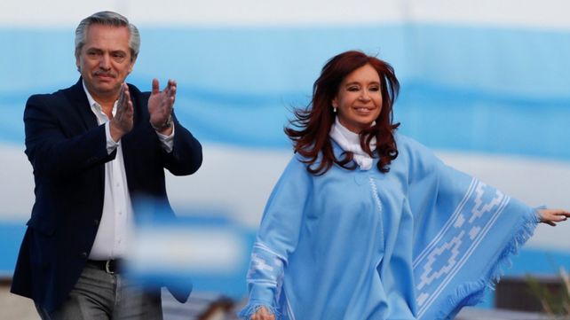Festejos por el día de la Bandera: Alberto con alumnos, Cristina con la CTA