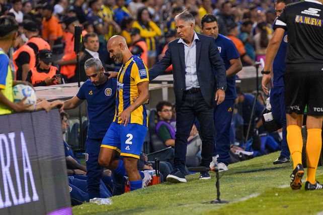 Carlos Quintana no aguantó. Antes de que finalice el primer tiempo tuvo que dejar la cancha por lesión.