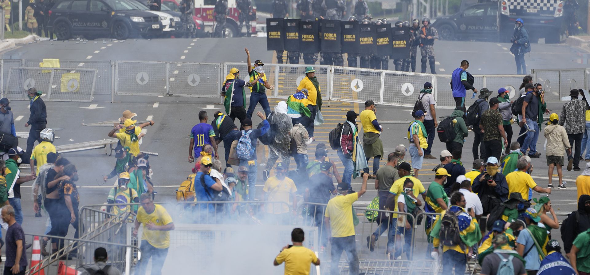 Manifestantes, partidarios del expresidente Jair Bolsonaro, se enfrentan con la policía durante una protesta frente al edificio del Palacio Planalto en Brasilia, Brasil, el domingo 8 de enero de 2023. Otros manifestantes asaltaron el Congreso y la Corte Suprema. (Foto AP/Eraldo Peres)