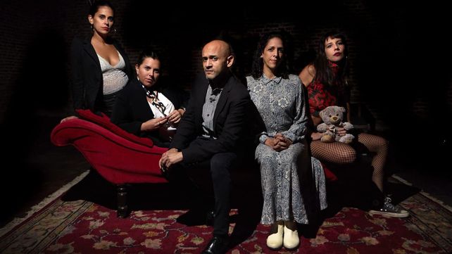 &nbsp;Cuatro actrices y un actor interpretan a cinco pacientes que asisten a terapia.