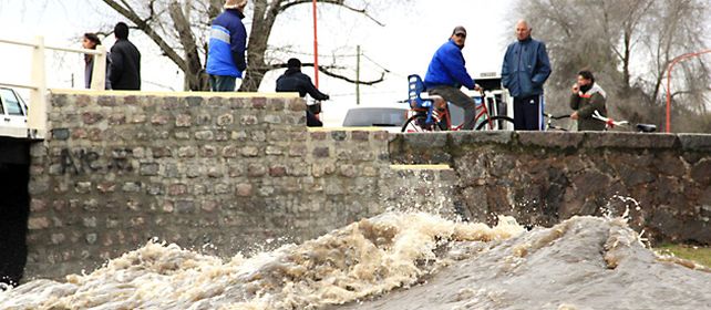 El desborde del río Azul anegó gran parte de la ciudad