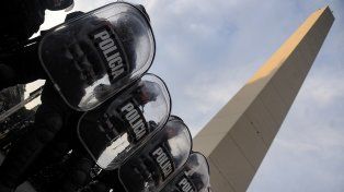 Un muerto tras represión durante una protesta en el Obelisco