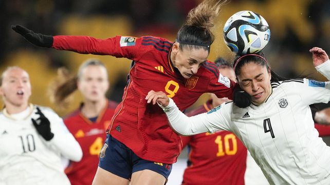 La española Esther González le gana en el cabezazo a la defensora costarricense Mariana Benavides.