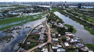 La Vuelta del Paraguayo con las casas amenazadas por la crecida del río.