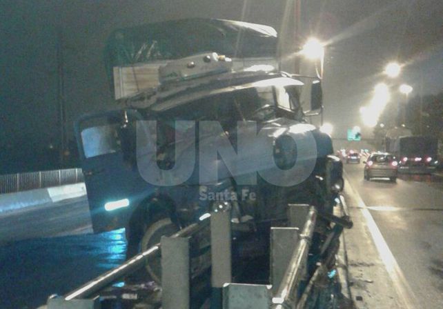 Tras esquivar un carro sin luces, un camión chocó en la Ruta 168