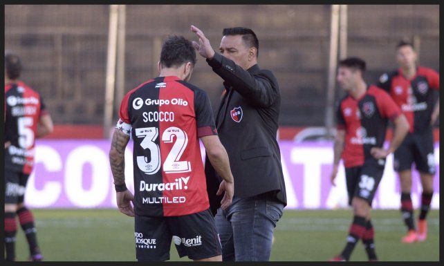 Gamboa felicita a Nacho tras finalizar el partido.