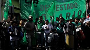 El salario de los trabajadores estatales experimentó un histórico derrumbe.