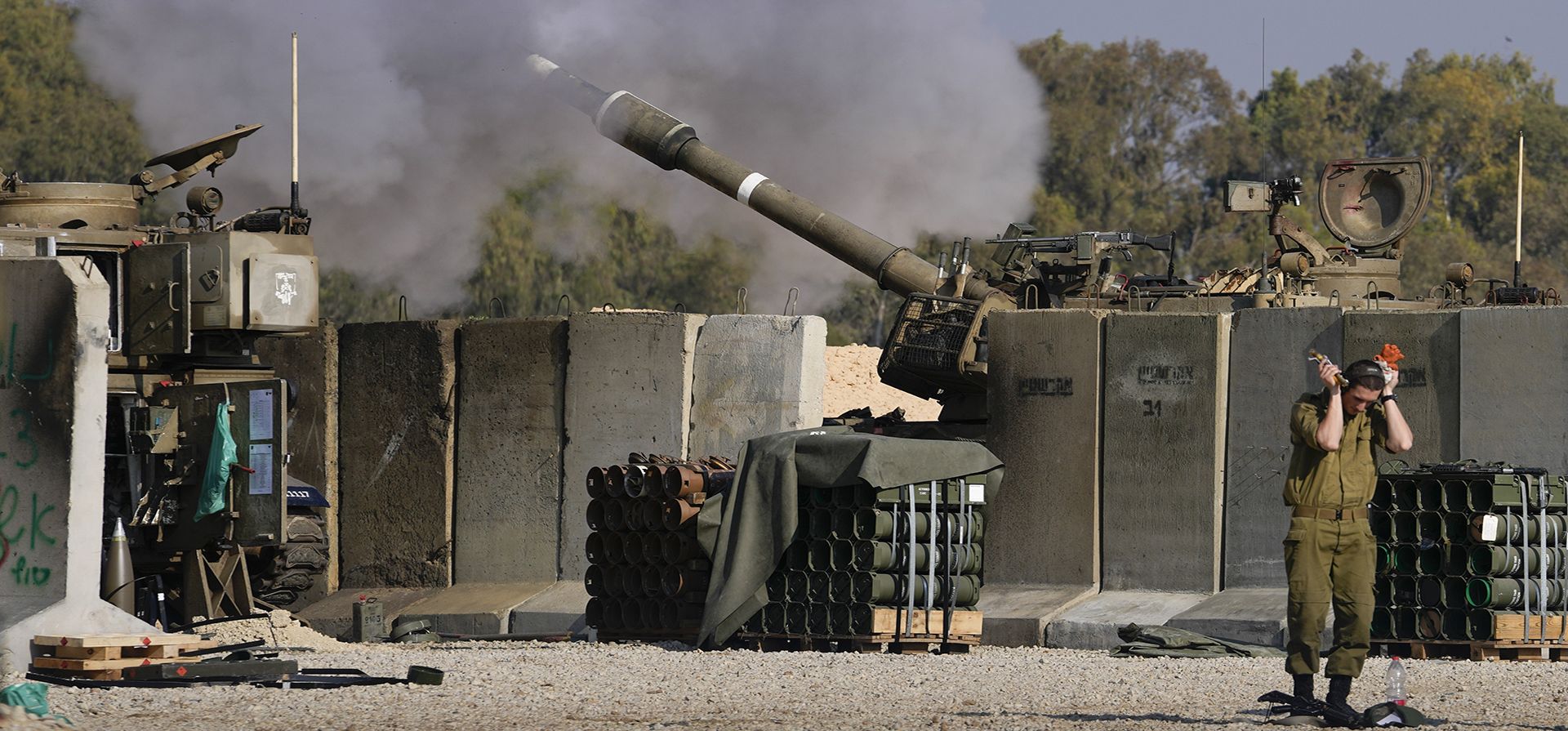 Un soldado israelí se tapa los oídos mientras un artillero dispara contra la Franja de Gaza desde una posición en el sur de Israel. (Foto AP/Matias Delacroix, Archivo) Un soldado israelí se tapa los oídos mientras un artillero dispara contra la Franja de Gaza desde una posición en el sur de Israel. (Foto AP/Matias Delacroix, Archivo)