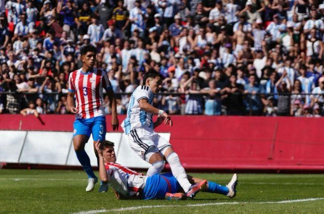 El Coloso tiene un marco imponente para la final de fútbol entre Argentina y Paraguay.