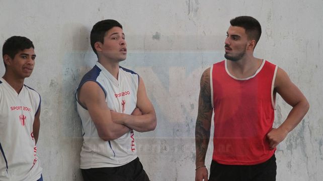 Ilusión. Duarte y Reggiardo (de izquierda a derecha) realizan su primera pretemporada. Lucas Sanabria entrena con el Decano.