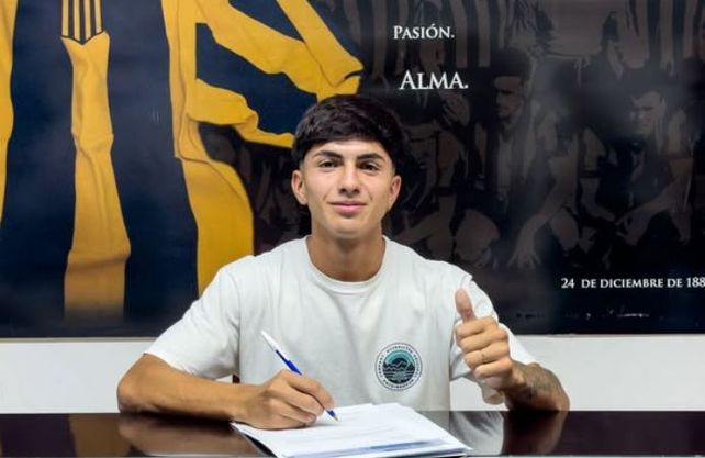 Elías Verón firmó su primer contrato con Central hace muy poco. Tiene la oportunidad de jugar su primer partido en primera.