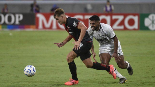 La velocidad y gambeta de Mateo Silvetti son de los pocos recursos que mostró Newell’s en este inicio del torneo. El juvenil requiere de una mejor compañía.