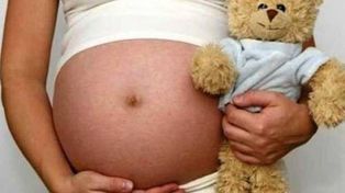 Detienen al padrastro de una menor por violarla y embarazarla y a la madre de la nena por complicidad