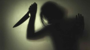 Una mujer enardecida intentó destripar a su expareja mientras tenían relaciones sexuales