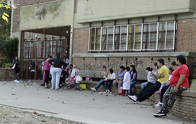 Bajo fuego. “Acá muchos alumnos llegan mal dormidos porque pasaron la noche debajo de la cama por los tiros”
