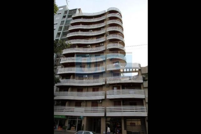 Un joven basquetbolista fue hallado sin vida en un departamento céntrico en una aparente muerte súbita