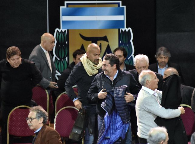 Para la foto. Angelici tenía motivos para sonreír el miércoles último. Pero la historia continúa.