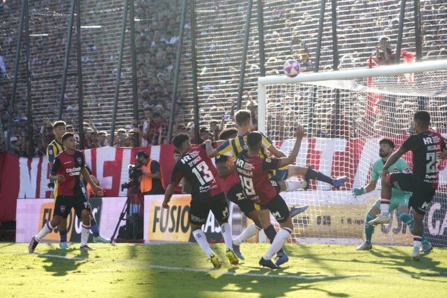 Juan Cruz Komar intenta conectar entre los defensores leprosos.