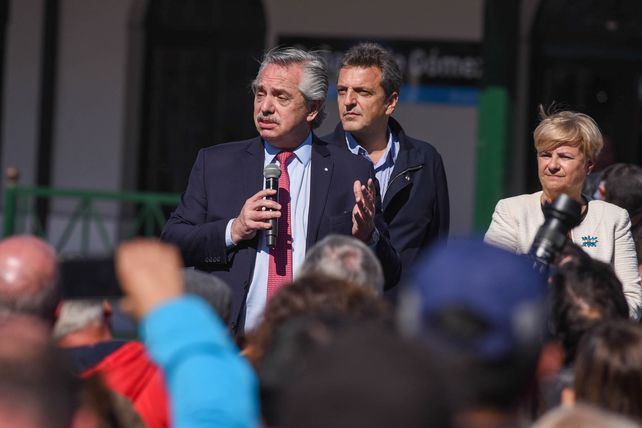 Alberto Fernández con el micrófono. Atrás, Sergio Massa y a la derecha, Stella Clerici, intendenta de Cañada de Gómez. 