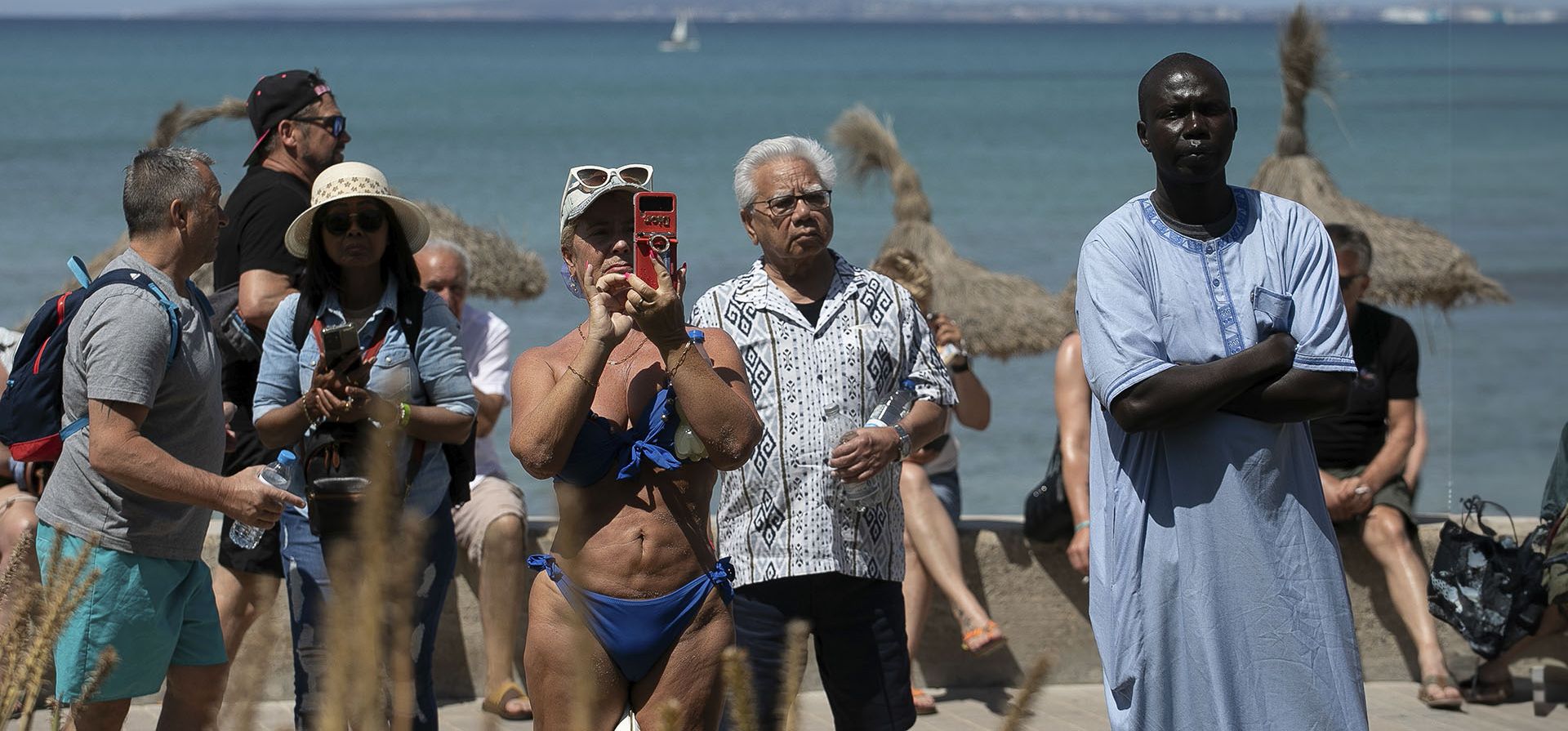 Gente se reúne frente a un edificio derrumbado que mató a cuatro personas en Palma de Mallorca, España, el viernes 24 de mayo de 2024. La policía española dice que las cuatro personas que murieron cuando se derrumbó un edificio que albergaba un bar y un restaurante en la isla de Mallorca. (Foto AP/Francisco Ubilla) Gente se reúne frente a un edificio derrumbado que mató a cuatro personas en Palma de Mallorca, España, el viernes 24 de mayo de 2024. La policía española dice que las cuatro personas que murieron cuando se derrumbó un edificio que albergaba un bar y un restaurante en la isla de Mallorca. (Foto AP/Francisco Ubilla)